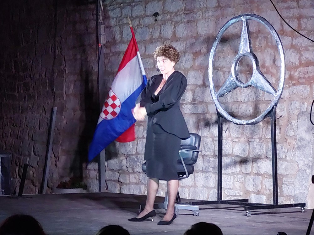 Ecija Ojdanić u predstavi "Vla Vla Vlajland cabaret" (Snimio Miran Hajoš)